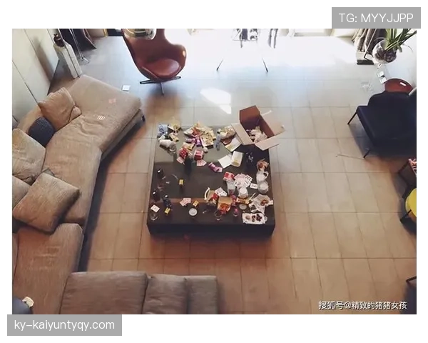 庞伟晒的客厅一瞬间把我拉回现实——那张茶几的价直接能付我半年房租