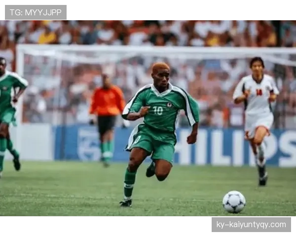 小罗又在沙滩上光脚踢球了，这人到底有没有正经训练过啊？